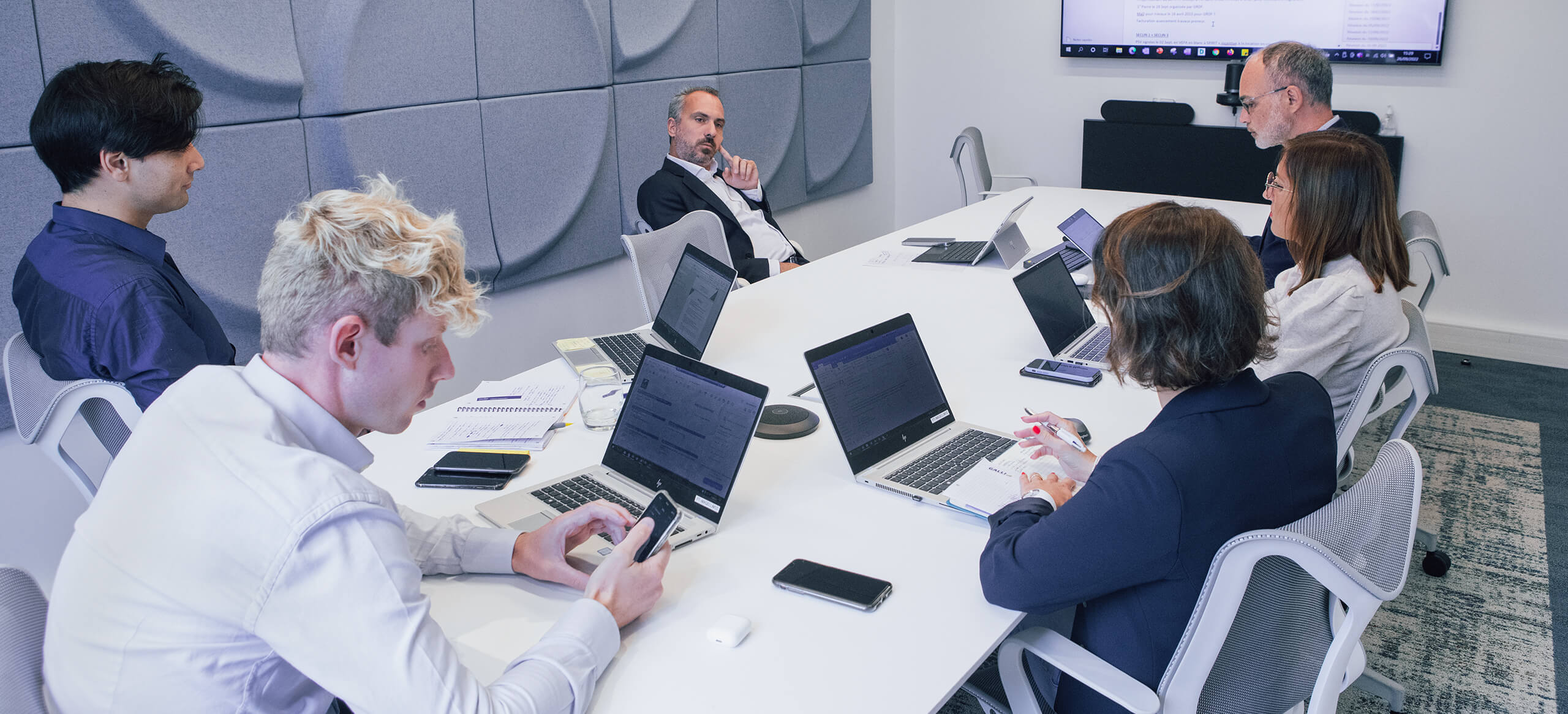 Photo de l'équipe Inovim Développement en réunion dans leurs bureaux parisiens